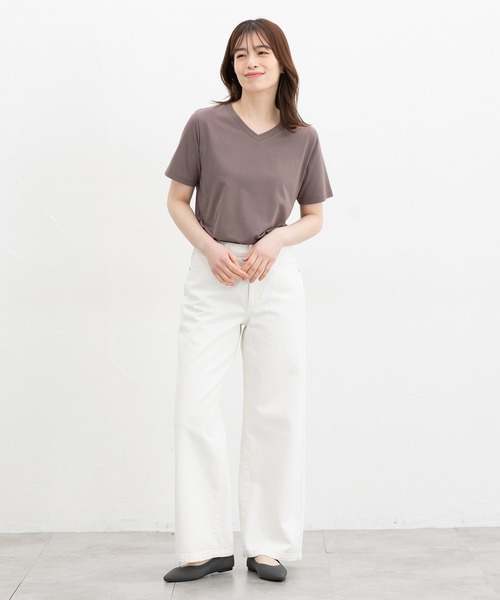 Honeys(ハニーズ)の「【ハニさら・接触冷感・UVカット】きれいめVネックTシャツ(Tシャツ/カットソー・レディース・カーキ/ブラック/オフホワイト/ブルー/スミクロ/モカ・L/LL/M/S)」の15枚目の写真