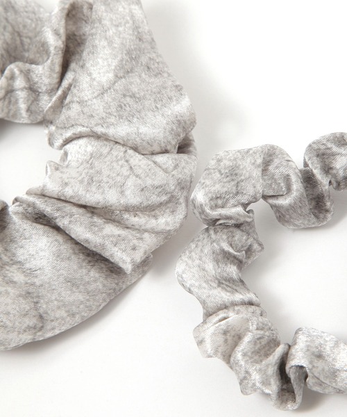 LOWRYS FARM(ローリーズファーム)の「サテン3Pシュシュ 326076(シュシュ・レディース・ブラウン/グレー・FREE)」の3枚目の写真