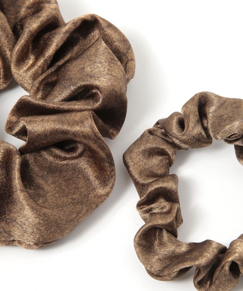 LOWRYS FARM(ローリーズファーム)の「サテン3Pシュシュ 326076(シュシュ・レディース・ブラウン/グレー・FREE)」の4枚目の写真