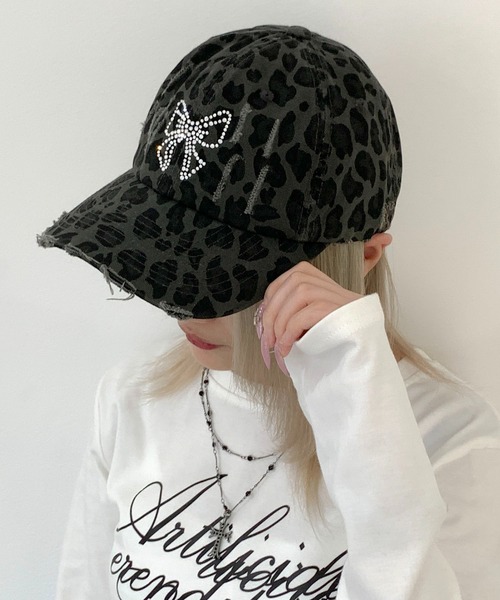 lilful（リルフル）の「バタフライリボンモチーフ ラインストーン レオパード柄キャップ（キャップ・レディース・ベージュ/ブラウン/グレー・F）」の2枚目の写真