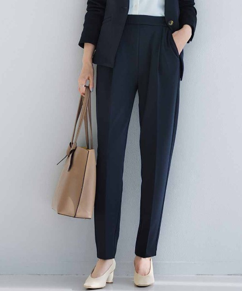 IEDIT(イディット)の「IEDIT 花粉リリース&UVカットがうれしい いつもキレイなネイビーが続く純紺素材のバレエフィット(R)パンツ〈ダークネイビー〉(スーツパンツ・レディース・ネイビー・M/L/LL/3L/4L/S)」の1枚目の写真