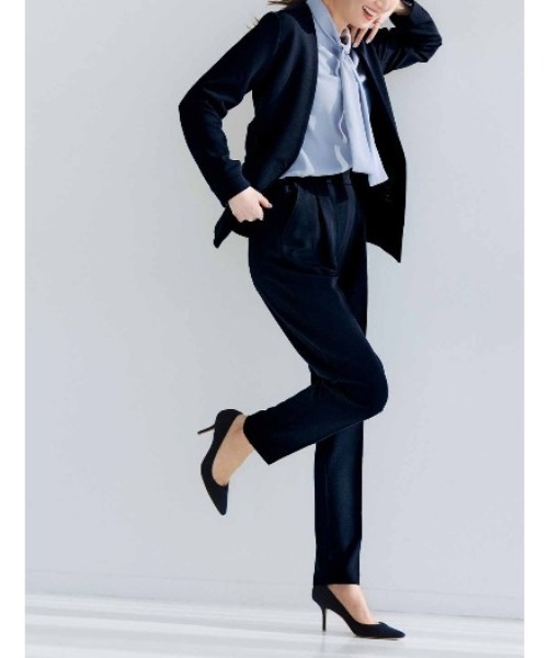 IEDIT(イディット)の「IEDIT 花粉リリース&UVカットがうれしい いつもキレイなネイビーが続く純紺素材のバレエフィット(R)パンツ〈ダークネイビー〉(スーツパンツ・レディース・ネイビー・M/L/LL/3L/4L/S)」の2枚目の写真