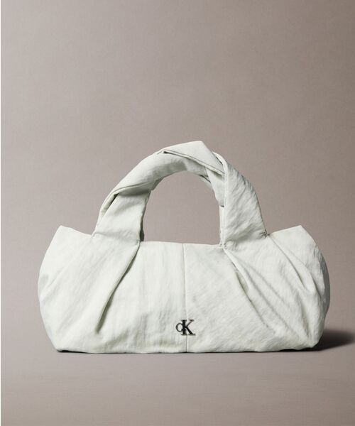 Calvin Klein（カルバン・クライン）の「ツイストナイロン クロスボディバッグ（ボディバッグ/ウエストポーチ・レディース・ブラック/ブルー系その他・FREE）」の2枚目の写真