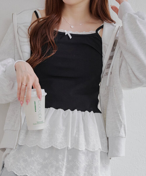 Another Branch olive des olive(アナザーブランチオリーブデオリーブ)の「レイヤードコーデにおすすめ、裾レース重ね着キャミインナー(キャミソール・レディース・ブラック/オフホワイト・FREE)」の3枚目の写真