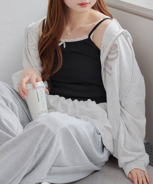 Another Branch olive des olive(アナザーブランチオリーブデオリーブ)の「レイヤードコーデにおすすめ、裾レース重ね着キャミインナー(キャミソール・レディース・ブラック/オフホワイト・FREE)」の6枚目の写真