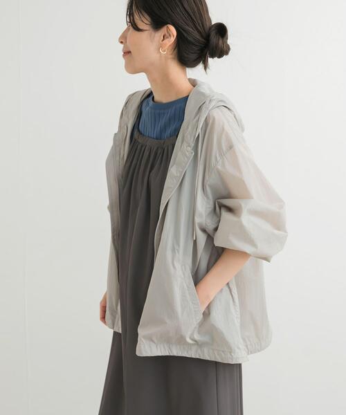 URBAN RESEARCH DOORS（アーバンリサーチドアーズ）の「『UR TECH』ポケッタブル撥水フレアパーカー（マウンテンパーカー・レディース・ライトグレー/ベージュ・MEDIUM）」の22枚目の写真