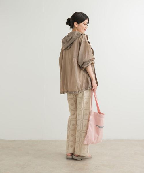 URBAN RESEARCH DOORS（アーバンリサーチドアーズ）の「『UR TECH』ポケッタブル撥水フレアパーカー（マウンテンパーカー・レディース・ライトグレー/ベージュ・MEDIUM）」の8枚目の写真