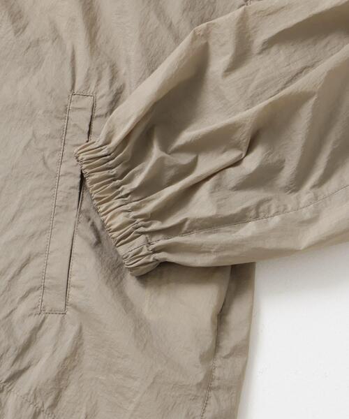 URBAN RESEARCH DOORS（アーバンリサーチドアーズ）の「『UR TECH』ポケッタブル撥水フレアパーカー（マウンテンパーカー・レディース・ライトグレー/ベージュ・MEDIUM）」の13枚目の写真