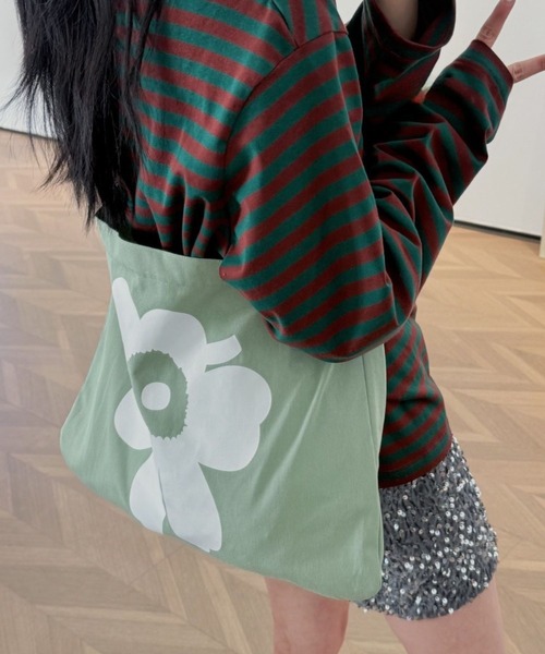 SPIGA(スピーガ)の「キャンバス地フラワーモチーフバッグ(トートバッグ・レディース・オフホワイト/グリーン/レッド・FREE)」の2枚目の写真