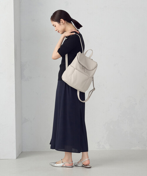 MONO　COMME CA（モノコムサ）の「A4サイズ対応 タックリュック（バックパック/リュック・レディース・ブラック/グレイッシュベージュ/ダークグレー・FREE）」の4枚目の写真