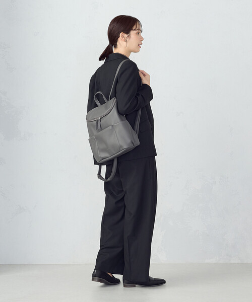MONO　COMME CA（モノコムサ）の「A4サイズ対応 タックリュック（バックパック/リュック・レディース・ブラック/グレイッシュベージュ/ダークグレー・FREE）」の5枚目の写真