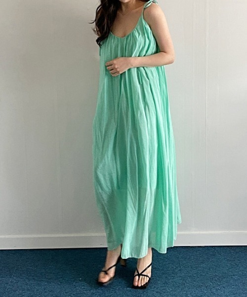 deux amour(ドゥーザムール)の「バックオープンキャミロングワンピース(ワンピース・レディース・ホワイト/グリーン/ブラック・FREE)」の12枚目の写真