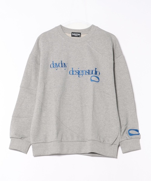 DAYDAY(デイデイ)の「スタジオロゴカットラインクルーネックスウェット(スウェット・レディース・グレー・M/L)」の2枚目の写真