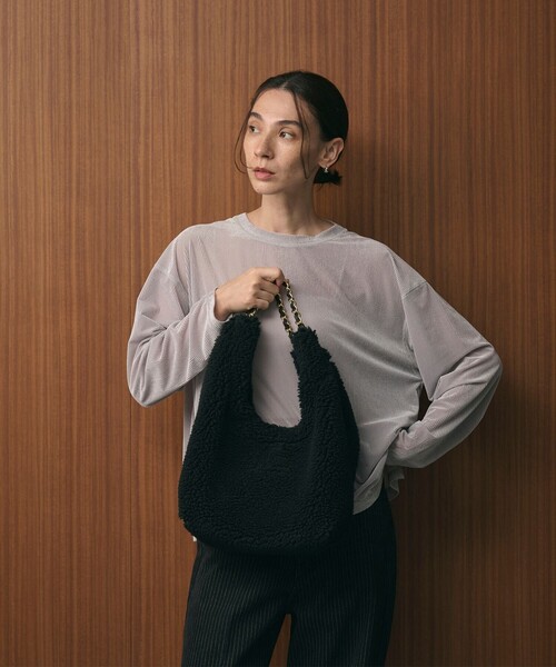 VIOLAd'ORO（ヴィオラドーロ）の「【一部別注】＜VIOLAd’ORO＞ELMO ボア チェーン ショルダーバッグ（ショルダーバッグ・レディース・ブラック/ベージュ・FREE）」の4枚目の写真