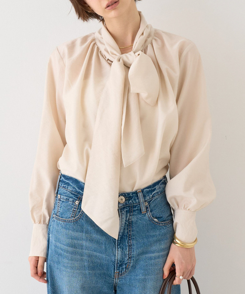 EMMA ROUGE VIF(エマルージュヴィフ)の「【一部店舗限定】袖ボリュームボウタイブラウス(シャツ/ブラウス・レディース・アイボリー/モカ/ピンク・フリー)」の2枚目の写真