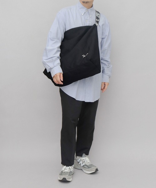 Fender(フェンダー)の「ヘビーキャンバス 大容量 ビッグ ショルダーバッグ モノグラムストラップ A4・A3対応(ショルダーバッグ・メンズ・ブラック/ブラック系その他・FREE)」の3枚目の写真