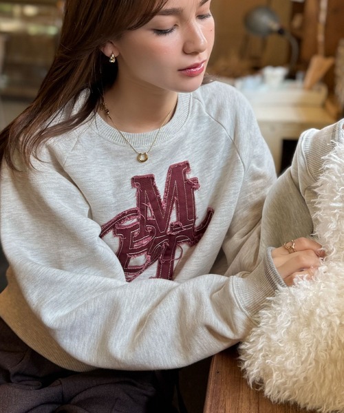 mily bilet（ミウィビレット）の「【mily bilet】ディティールの遊び心に一目ぼれ。デニムフリンジワッペン裏起毛ショート丈プルオーバー（スウェット・レディース・オートミール/チャコールグレー/ブラック・X-LARGE/SMALL/MEDIUM/LARGE）」の3枚目の写真