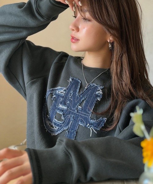 mily bilet（ミウィビレット）の「【mily bilet】ディティールの遊び心に一目ぼれ。デニムフリンジワッペン裏起毛ショート丈プルオーバー（スウェット・レディース・オートミール/チャコールグレー/ブラック・X-LARGE/SMALL/MEDIUM/LARGE）」の2枚目の写真