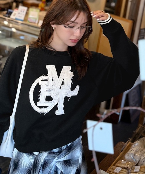 mily bilet（ミウィビレット）の「【mily bilet】ディティールの遊び心に一目ぼれ。デニムフリンジワッペン裏起毛ショート丈プルオーバー（スウェット・レディース・オートミール/チャコールグレー/ブラック・X-LARGE/SMALL/MEDIUM/LARGE）」の7枚目の写真