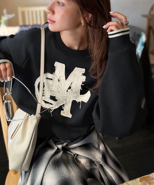 mily bilet（ミウィビレット）の「【mily bilet】ディティールの遊び心に一目ぼれ。デニムフリンジワッペン裏起毛ショート丈プルオーバー（スウェット・レディース・オートミール/チャコールグレー/ブラック・X-LARGE/SMALL/MEDIUM/LARGE）」の4枚目の写真