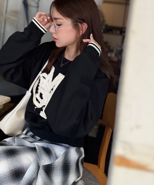 mily bilet（ミウィビレット）の「【mily bilet】ディティールの遊び心に一目ぼれ。デニムフリンジワッペン裏起毛ショート丈プルオーバー（スウェット・レディース・オートミール/チャコールグレー/ブラック・X-LARGE/SMALL/MEDIUM/LARGE）」の16枚目の写真