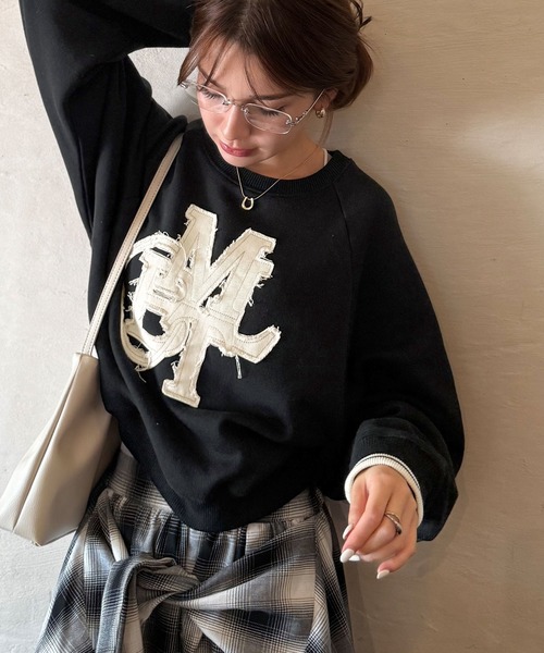 mily bilet（ミウィビレット）の「【mily bilet】ディティールの遊び心に一目ぼれ。デニムフリンジワッペン裏起毛ショート丈プルオーバー（スウェット・レディース・オートミール/チャコールグレー/ブラック・X-LARGE/SMALL/MEDIUM/LARGE）」の17枚目の写真