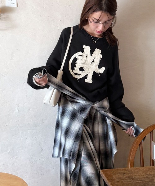 mily bilet（ミウィビレット）の「【mily bilet】ディティールの遊び心に一目ぼれ。デニムフリンジワッペン裏起毛ショート丈プルオーバー（スウェット・レディース・オートミール/チャコールグレー/ブラック・X-LARGE/SMALL/MEDIUM/LARGE）」の15枚目の写真