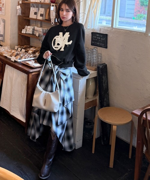 mily bilet（ミウィビレット）の「【mily bilet】ディティールの遊び心に一目ぼれ。デニムフリンジワッペン裏起毛ショート丈プルオーバー（スウェット・レディース・オートミール/チャコールグレー/ブラック・X-LARGE/SMALL/MEDIUM/LARGE）」の11枚目の写真