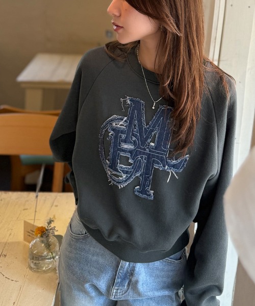 mily bilet（ミウィビレット）の「【mily bilet】ディティールの遊び心に一目ぼれ。デニムフリンジワッペン裏起毛ショート丈プルオーバー（スウェット・レディース・オートミール/チャコールグレー/ブラック・X-LARGE/SMALL/MEDIUM/LARGE）」の18枚目の写真