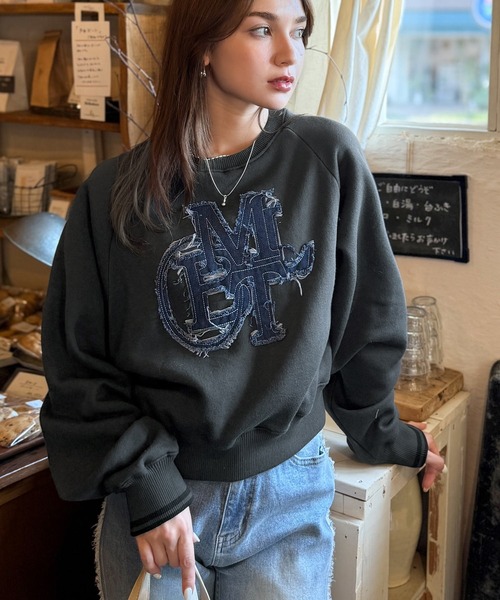 mily bilet（ミウィビレット）の「【mily bilet】ディティールの遊び心に一目ぼれ。デニムフリンジワッペン裏起毛ショート丈プルオーバー（スウェット・レディース・オートミール/チャコールグレー/ブラック・X-LARGE/SMALL/MEDIUM/LARGE）」の19枚目の写真