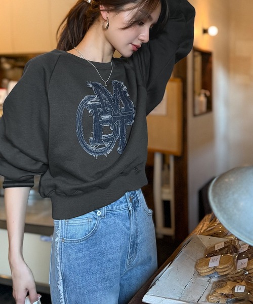 mily bilet（ミウィビレット）の「【mily bilet】ディティールの遊び心に一目ぼれ。デニムフリンジワッペン裏起毛ショート丈プルオーバー（スウェット・レディース・オートミール/チャコールグレー/ブラック・X-LARGE/SMALL/MEDIUM/LARGE）」の22枚目の写真