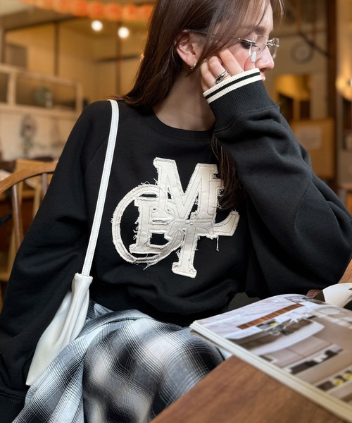 mily bilet（ミウィビレット）の「【mily bilet】ディティールの遊び心に一目ぼれ。デニムフリンジワッペン裏起毛ショート丈プルオーバー（スウェット・レディース・オートミール/チャコールグレー/ブラック・X-LARGE/SMALL/MEDIUM/LARGE）」の12枚目の写真