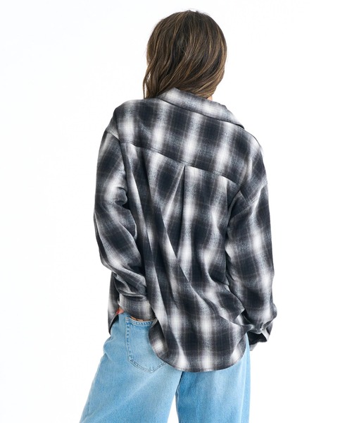 ROXY（ロキシー）の「LOOK UP/ロキシー長袖ドロップショルダーチェックシャツ（シャツ/ブラウス・レディース・ブルー/ブラック・MEDIUM/LARGE）」の4枚目の写真