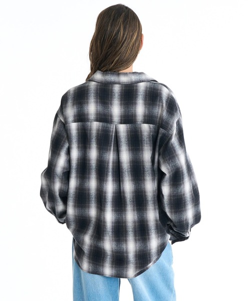 ROXY（ロキシー）の「LOOK UP/ロキシー長袖ドロップショルダーチェックシャツ（シャツ/ブラウス・レディース・ブルー/ブラック・MEDIUM/LARGE）」の5枚目の写真
