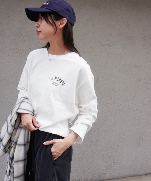 gossara(ゴサラ)の「【ロングシーズン使える】ロゴラウンドネックプルオーバー(Tシャツ/カットソー・レディース・チャコール/ホワイト/オートミール・FREE)」の4枚目の写真