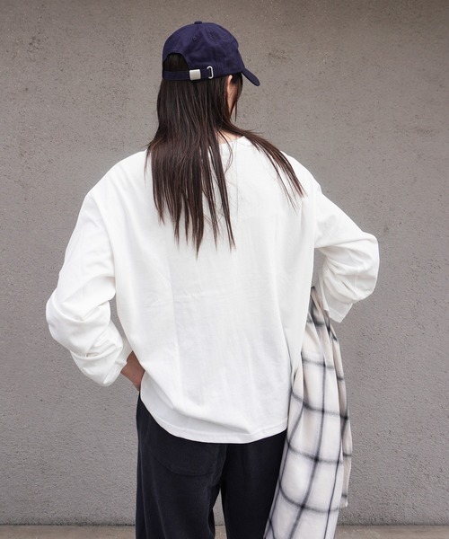 gossara(ゴサラ)の「【ロングシーズン使える】ロゴラウンドネックプルオーバー(Tシャツ/カットソー・レディース・チャコール/ホワイト/オートミール・FREE)」の6枚目の写真