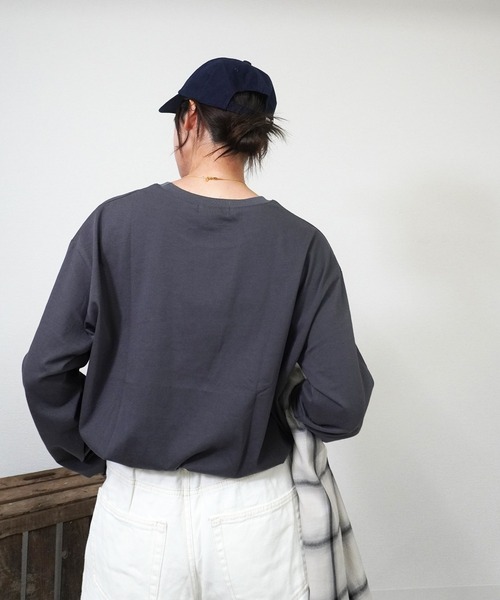 gossara(ゴサラ)の「【ロングシーズン使える】ロゴラウンドネックプルオーバー(Tシャツ/カットソー・レディース・チャコール/ホワイト/オートミール・FREE)」の11枚目の写真