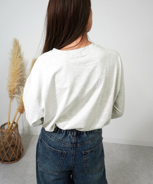 gossara(ゴサラ)の「【ロングシーズン使える】ロゴラウンドネックプルオーバー(Tシャツ/カットソー・レディース・チャコール/ホワイト/オートミール・FREE)」の16枚目の写真