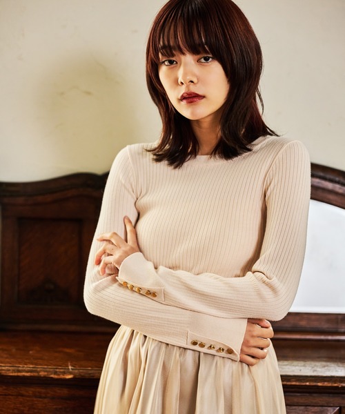 mysty woman（ミスティウーマン）の「【WEB限定】袖ボタンクルーネックニット　602805（ニット/セーター・レディース・ブラック/ネイビー/グレー/オフホワイト/レッド/ホワイト系その他/ブラック系その他/グレイッシュブルー・FREE）」の2枚目の写真