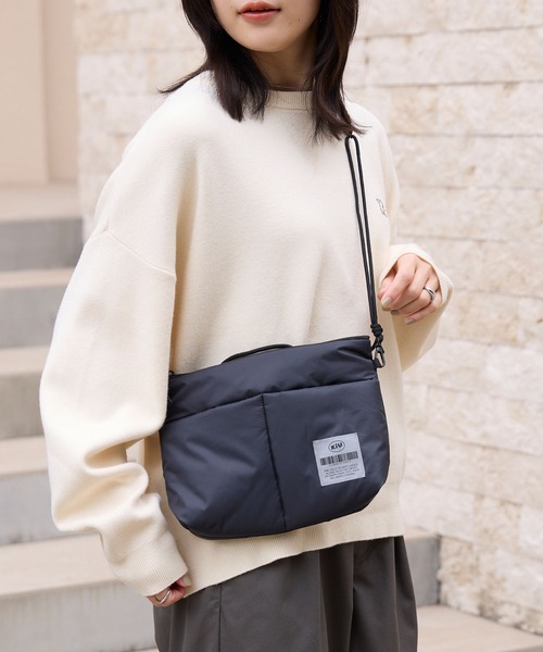KiU(キウ)の「KiU/キウ 別注 撥水 マルチポケット ソフトパフィーサコッシュ【THE CRAFT CREW PRODUCTS】(ショルダーバッグ・レディース・シルバー/ブラック・FREE)」の19枚目の写真