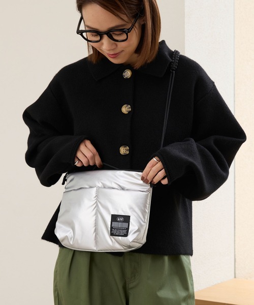 KiU/キウ 別注 撥水 マルチポケット ソフトパフィーサコッシュ【THE