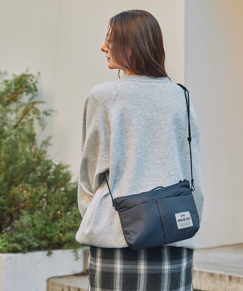 KiU/キウ 別注 撥水 マルチポケット ソフトパフィーサコッシュ【THE