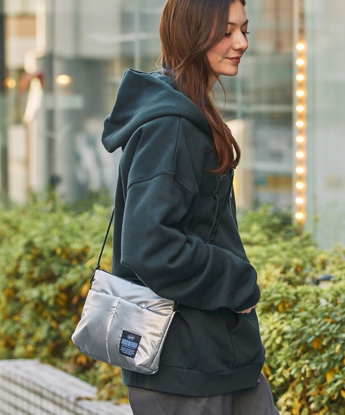 KiU/キウ 別注 撥水 マルチポケット ソフトパフィーサコッシュ【THE