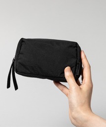 kuros'（クロス）の「【kuros’オリジナル】ふかふか塩縮ナイロン スクエアポーチ 黒S（ポーチ）」