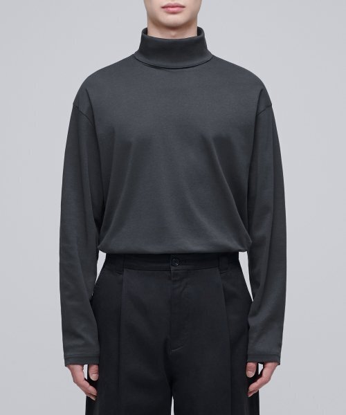 MUSINSA STANDARD（ムシンサスタンダード）の「リラックスドタートルネック長袖Tシャツ[ダークグレー]（Tシャツ/カットソー・メンズ・その他・SMALL/MEDIUM/LARGE/X-LARGE/XX-LARGE/XXX-LARGE）」の2枚目の写真