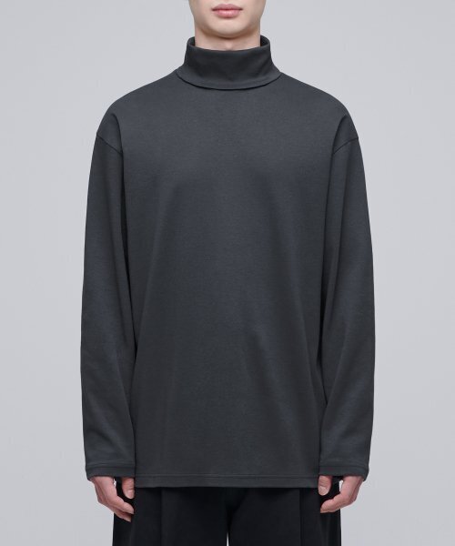 MUSINSA STANDARD（ムシンサスタンダード）の「リラックスドタートルネック長袖Tシャツ[ダークグレー]（Tシャツ/カットソー・メンズ・その他・SMALL/MEDIUM/LARGE/X-LARGE/XX-LARGE/XXX-LARGE）」の3枚目の写真