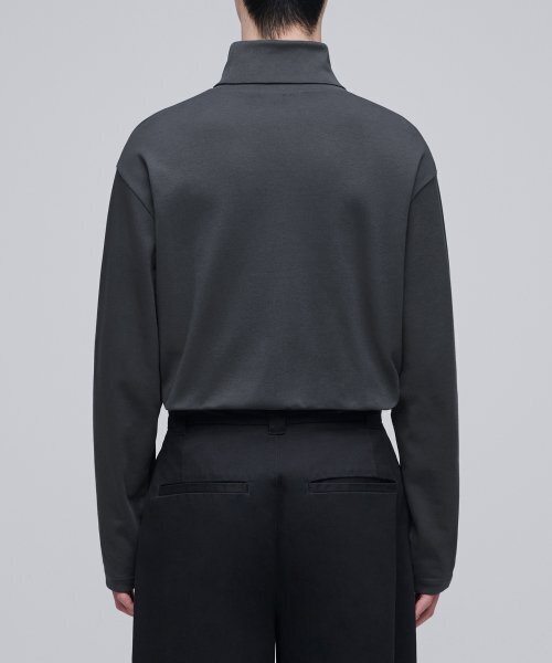 MUSINSA STANDARD（ムシンサスタンダード）の「リラックスドタートルネック長袖Tシャツ[ダークグレー]（Tシャツ/カットソー・メンズ・その他・SMALL/MEDIUM/LARGE/X-LARGE/XX-LARGE/XXX-LARGE）」の4枚目の写真