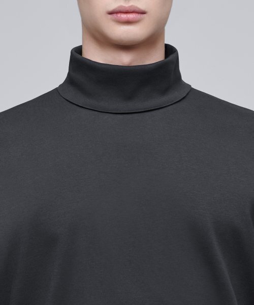 MUSINSA STANDARD（ムシンサスタンダード）の「リラックスドタートルネック長袖Tシャツ[ダークグレー]（Tシャツ/カットソー・メンズ・その他・SMALL/MEDIUM/LARGE/X-LARGE/XX-LARGE/XXX-LARGE）」の5枚目の写真