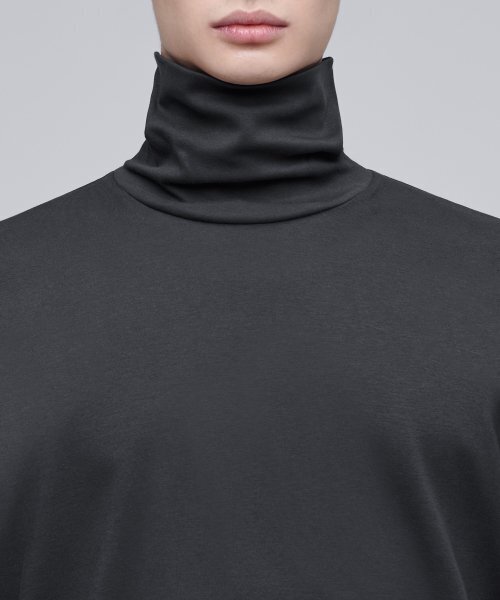 MUSINSA STANDARD（ムシンサスタンダード）の「リラックスドタートルネック長袖Tシャツ[ダークグレー]（Tシャツ/カットソー・メンズ・その他・SMALL/MEDIUM/LARGE/X-LARGE/XX-LARGE/XXX-LARGE）」の6枚目の写真