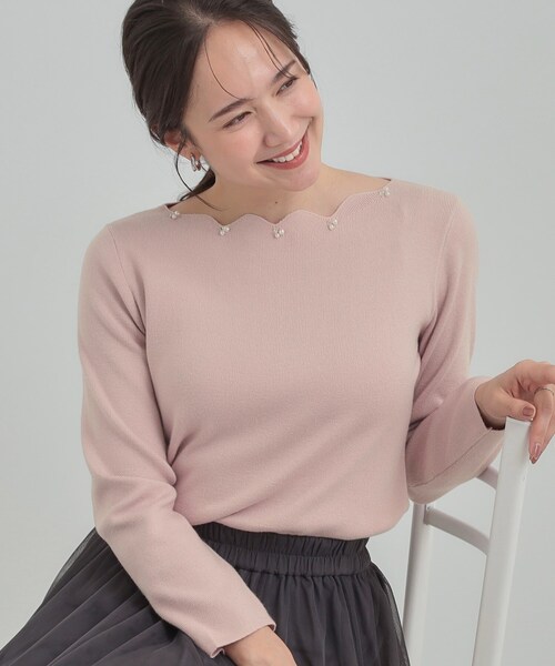 DRESKIP(ドレスキップ)の「【洗濯機可/S-LL】スカラップネックが上品な ビジュー付きニット(ニット/セーター・レディース・オフホワイト/ベビーピンク/ブラック・01/02/03/04)」の3枚目の写真